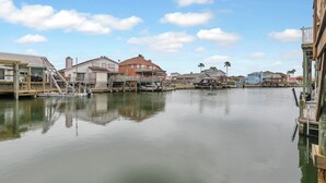 Une propriété située au bord de l’eau, avec un accès à un quai, un espace abrité et une vue sur l’eau.