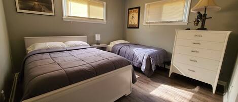 2 quartos, escrivaninha, ferros/tábuas de passar roupa