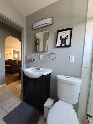 Douche, sèche-cheveux, serviettes fournies, savon