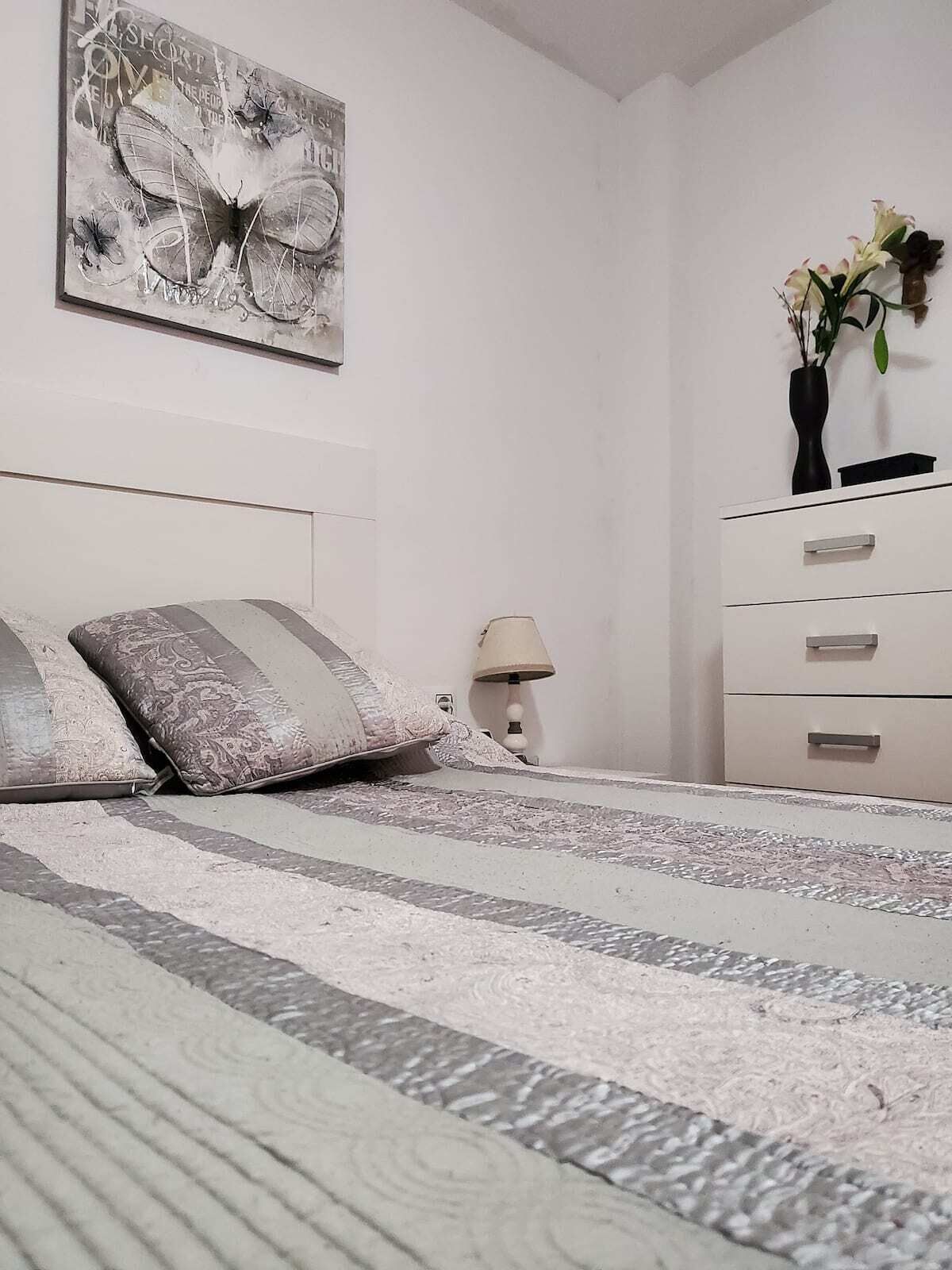 1 dormitorio, tabla de planchar con plancha, cuna de viaje y wifi gratis