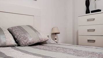 1 dormitorio, tabla de planchar con plancha, cuna de viaje y wifi gratis