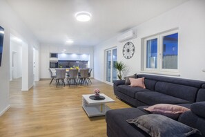 Smart-TV, Kamin, Videospiele, Tischfußball