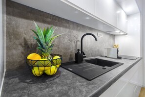 Kühlschrank, Mikrowelle, Ofen, Herdplatte