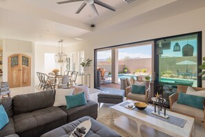 Smart TV, fireplace - Private Pool & Hot Tub - 3BR Sleeps 12 w/ Casita (Saint George)