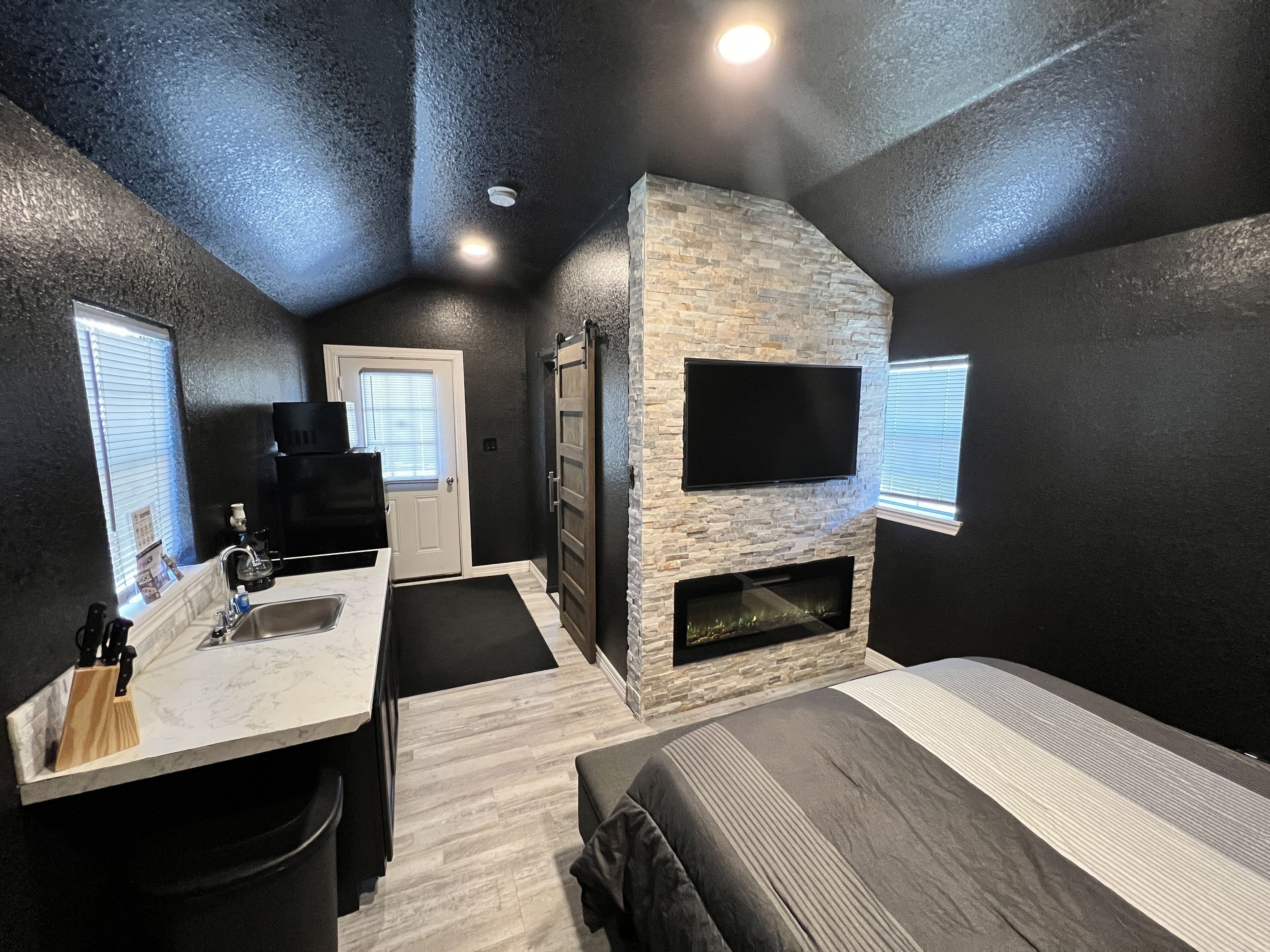 Intimate Cabin w/ custom shower & Stone Fireplace - Right by the River!