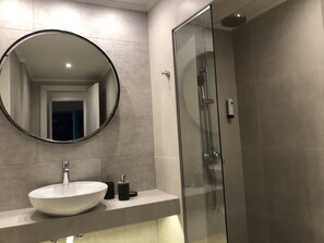 Douche, sèche-cheveux, savon, papier toilette