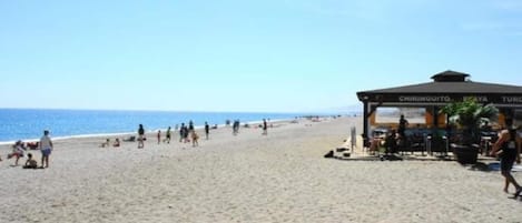Una spiaggia nelle vicinanze
