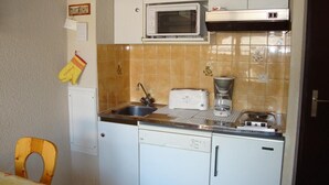 A compact kitchen with a microwave, toaster, and coffee maker. - 10m from resort center, 3rd floor, balcony, parking, tv, 20m², Pralognan-la-Vanoise (Pralognan-la-Vanoise)