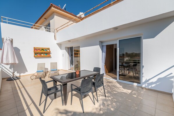 Comfort Apartment with Pool View | 발코니