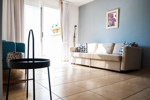 Comfort Apartment with Pool View | Wohnbereich | 43-Zoll-Smart-TV mit Satellitenempfang, Fernseher