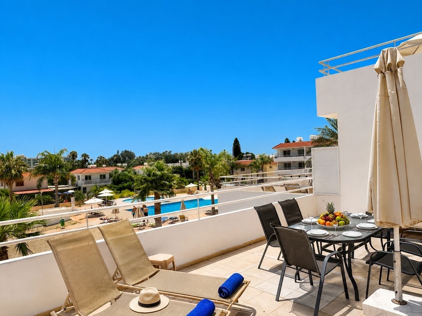 Comfort Apartment with Pool View | Blick vom Balkon