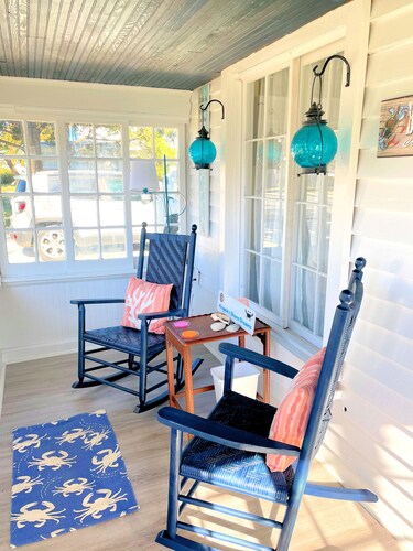 The Oaks - 2BR Island home close to town & shopping.  Linens provided!