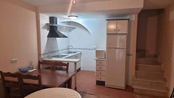 Réfrigérateur, micro-ondes, plaque de cuisson, cafetière/bouilloire