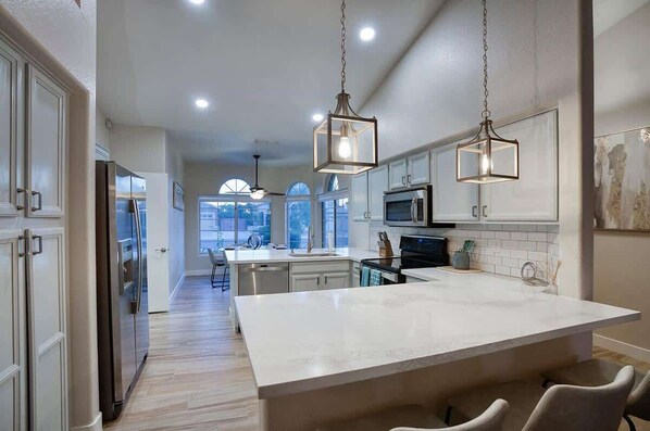 Fridge, microwave, oven, stovetop - Tranquil Lakeside Stay with Private Dock & Views (Glendale)