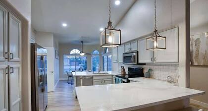 Lakefront Townhome: Private Dock, Pool & Views