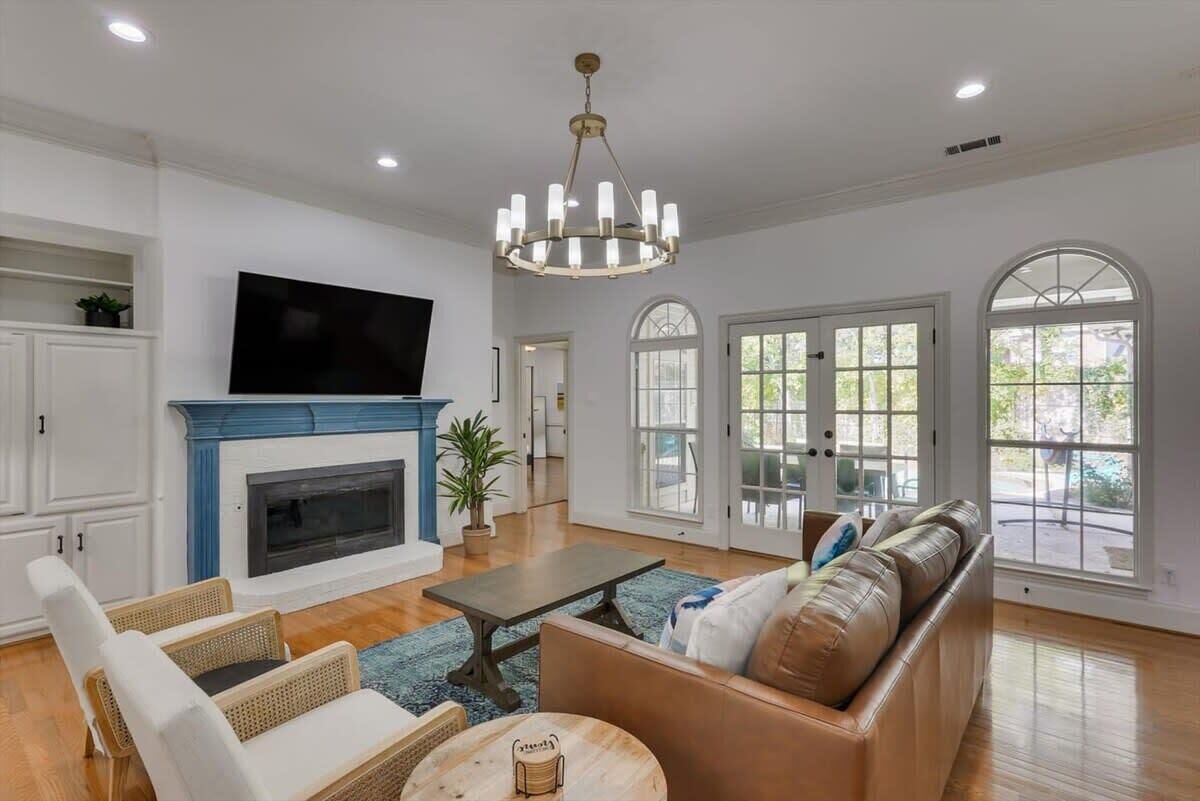 Télévision, cheminée, espaces bureaux, imprimantes