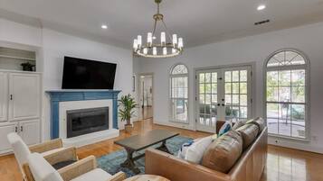 Télévision, cheminée, espaces bureaux, imprimantes