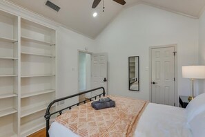 5 bedrooms, iron/ironing board, WiFi, bed sheets