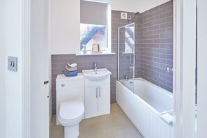 Bathtub, hair dryer, towels, shampoo - Host & Stay | The Lookout (Scarborough)
