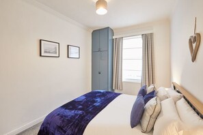 2 bedrooms, premium bedding, iron/ironing board, WiFi - Host & Stay | The Lookout (Scarborough)