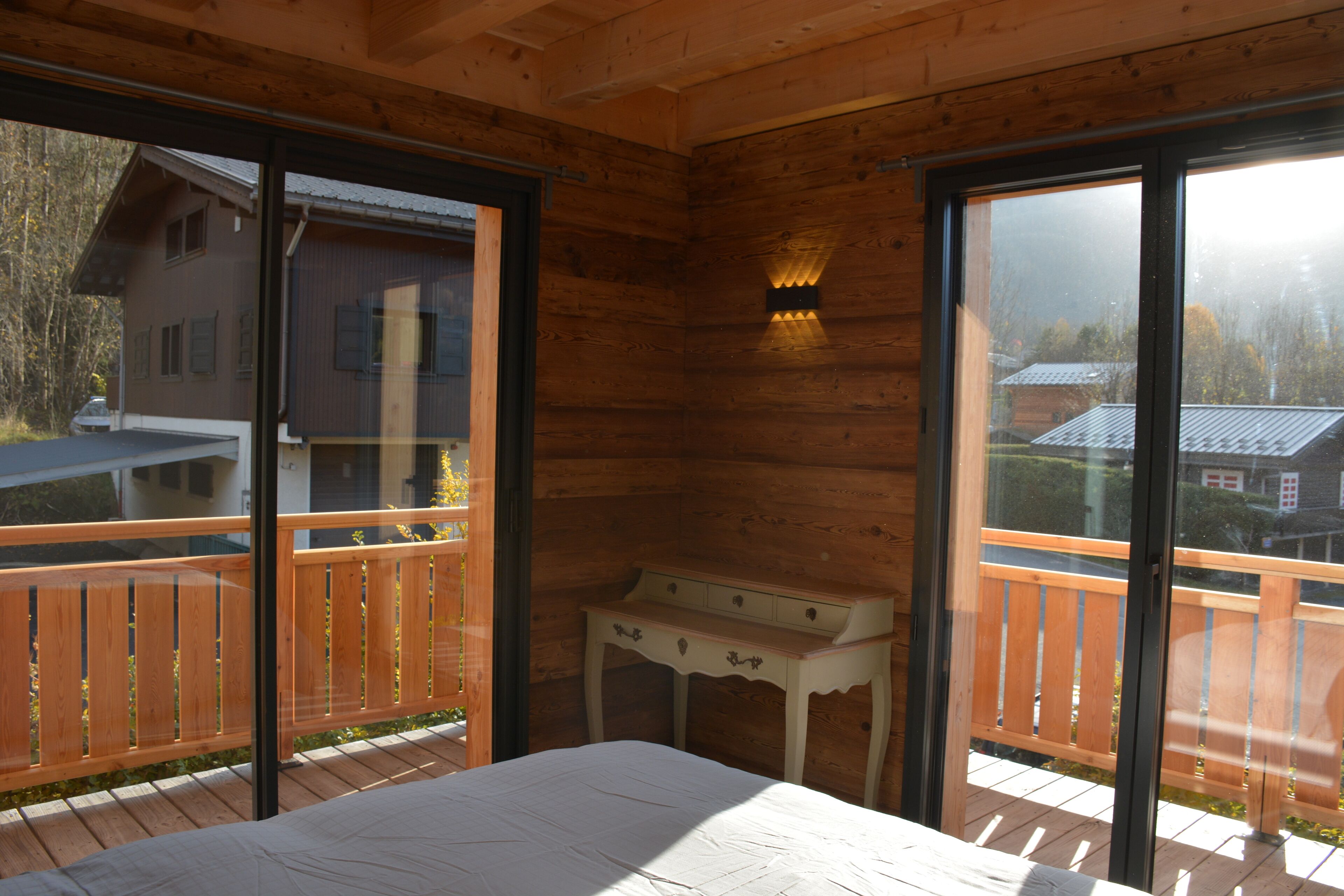 7 slaapkamers, een bureau, een strijkplank/strijkijzer, reisbedje