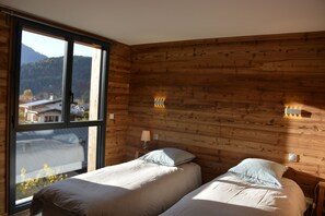 7 chambres, bureau, fer et planche à repasser, lit de bébé portatif