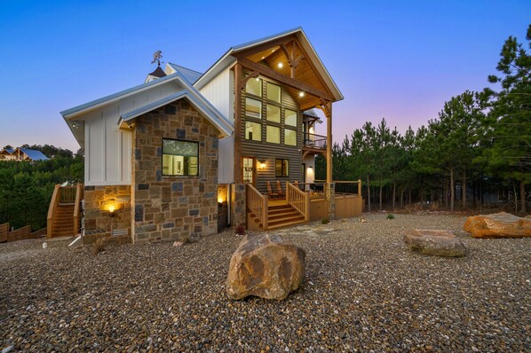 Exterior - Lucky Bear is a 3 Bed, 3 Bath (Broken Bow)