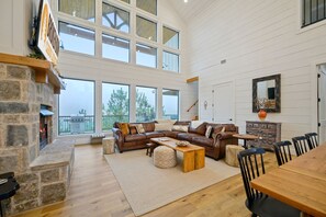 TV, fireplace, video games - Lucky Bear is a 3 Bed, 3 Bath (Broken Bow)