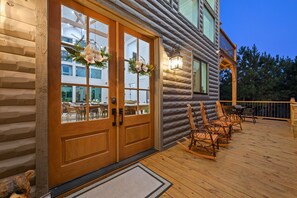 Outdoor dining - Lucky Bear is a 3 Bed, 3 Bath (Broken Bow)