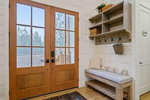 Interior - Lucky Bear is a 3 Bed, 3 Bath (Broken Bow)