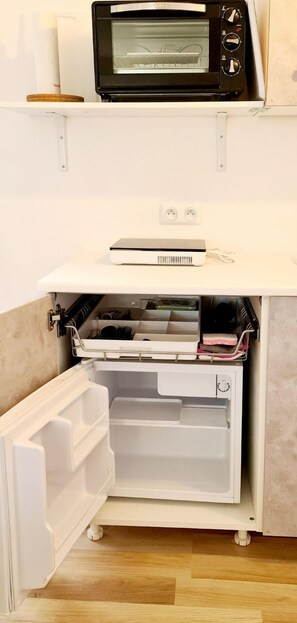 Fridge, oven, stovetop, coffee/tea maker