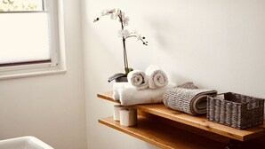Studio Suite | Bathroom | Shower, hair dryer, towels, soap - Hürth-Köln Studio Apartment A (Huerth)