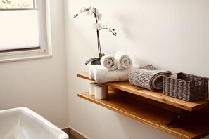 Studiosuite | Badezimmer | Dusche, Haartrockner, Handtücher, Seife