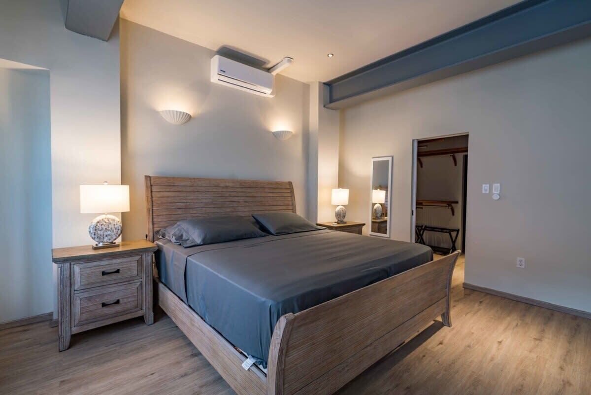 3 habitaciones, tabla de planchar con plancha, wifi y ropa de cama 