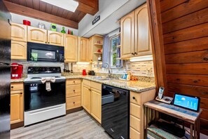 Fridge, microwave, oven, dishwasher - hot tub » game room w/pool table » fire pit » private yard (Bear Mtn) (Gatlinburg)