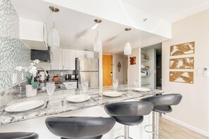 Kylskåp, mikrovågsugn, ugn och spishäll