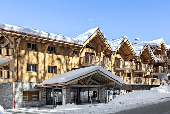 A wooden lodge with multiple balconies and a stone entrance. - Wifi, view mountain, fitness, swimming pool, sauna, hammam, balcony, parking, tv, ski locker, 55m² (Les Houches)