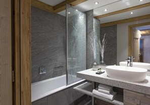 Bathtub, hair dryer - Wifi, view mountain, fitness, swimming pool, sauna, hammam, balcony, parking, tv, ski locker, 55m² (Les Houches)