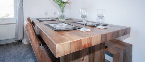 Télévision à écran plat de 32 pouces avec chaînes par câble, télévision