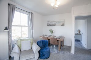 经典公寓 | 起居区 | 32-英寸纯平电视 （配备有线频道）、电视