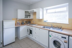 冰箱、微波炉、烤箱、炉灶