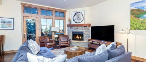 Een smart-tv, een open haard, een dvd-speler en een muziekbibliotheek