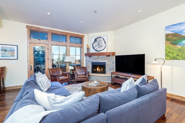 Una Smart TV, una chimenea, un reproductor de DVD