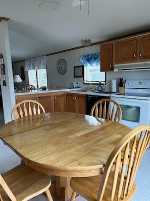 Fridge, microwave, oven, stovetop - Lake Poinsett Lakefront! Private Dock. 2 bed 2 bath (Castlewood)
