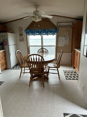 Dining - Lake Poinsett Lakefront! Private Dock. 2 bed 2 bath (Castlewood)