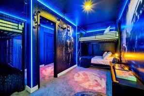 9 slaapkamers, een bureau, een strijkplank/strijkijzer, reisbedje