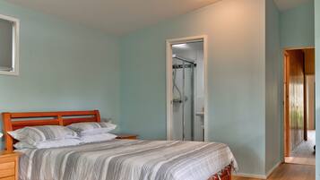 3 bedrooms, iron/ironing board, bed sheets