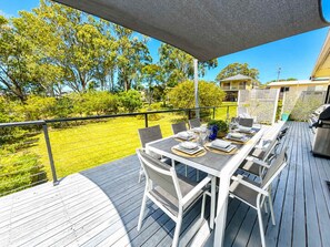 Outdoor dining - Sea Breeze On Carroll (Mollymook)