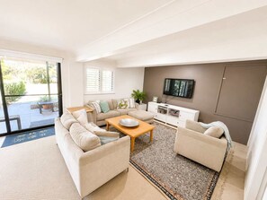 TV, offices - Sea Breeze On Carroll (Mollymook)