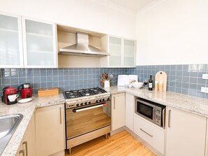 Fridge, microwave, oven, stovetop - Sea Breeze On Carroll (Mollymook)